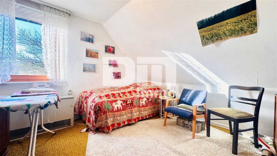 Ein-bis Zweifamilienhaus mit Anbauten auf 1.250 m² Traumgrundstück mit Panoramablick - Bestand OG / DG Kind 2